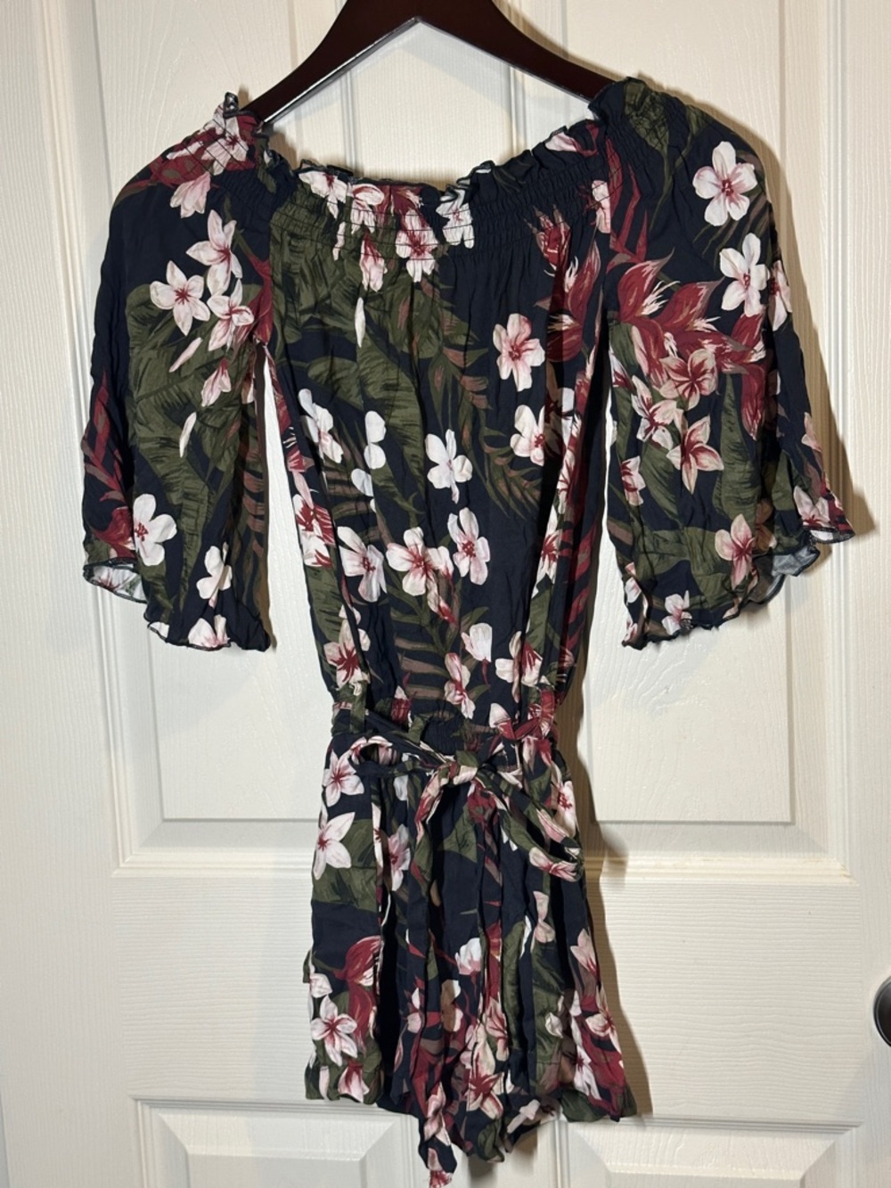 Chaser Small NWT Floral Off-Shoulder Romper in tropical Print